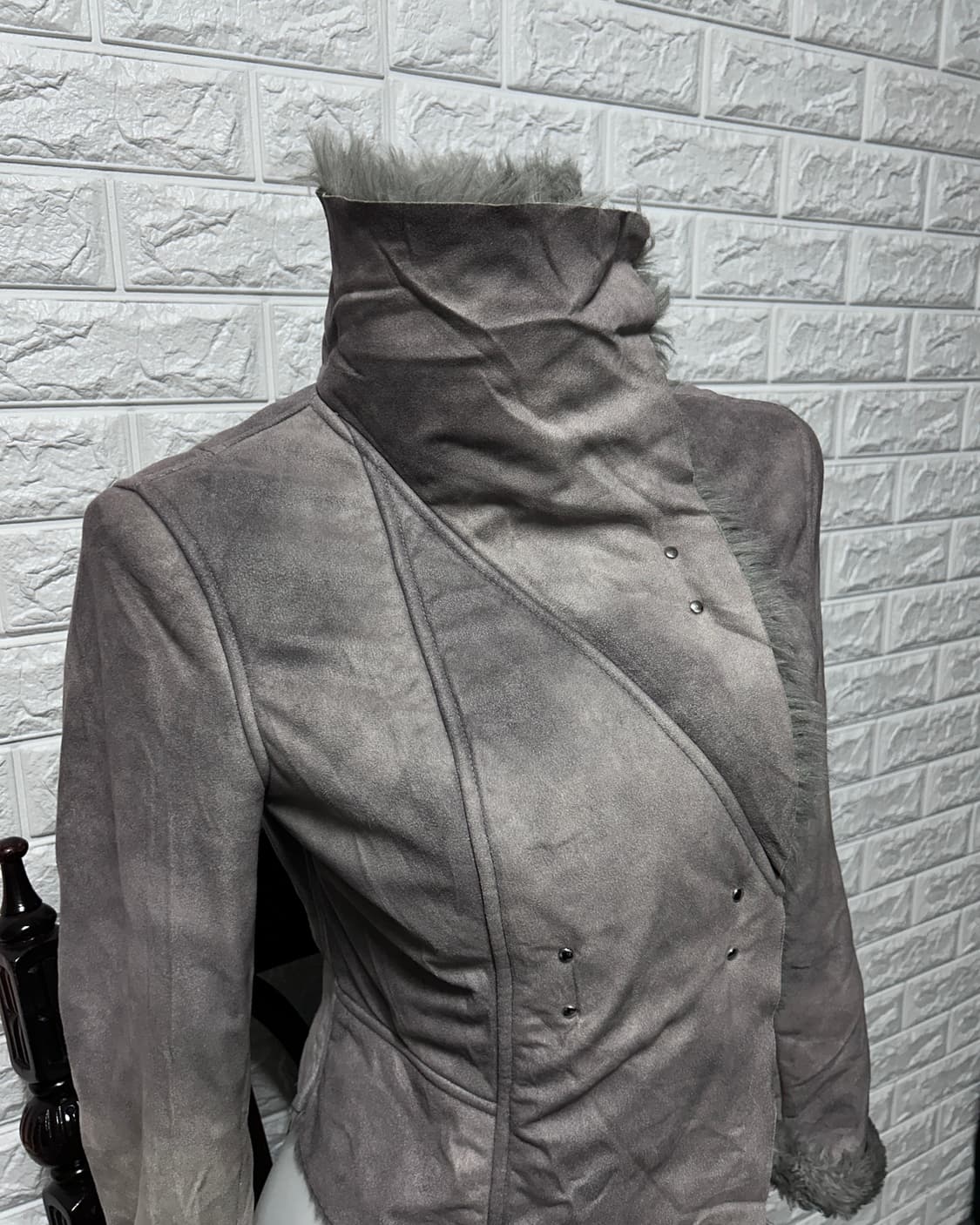 엠포리오 아르마니 비대칭 하이넥 퍼 자켓 상품이미지4