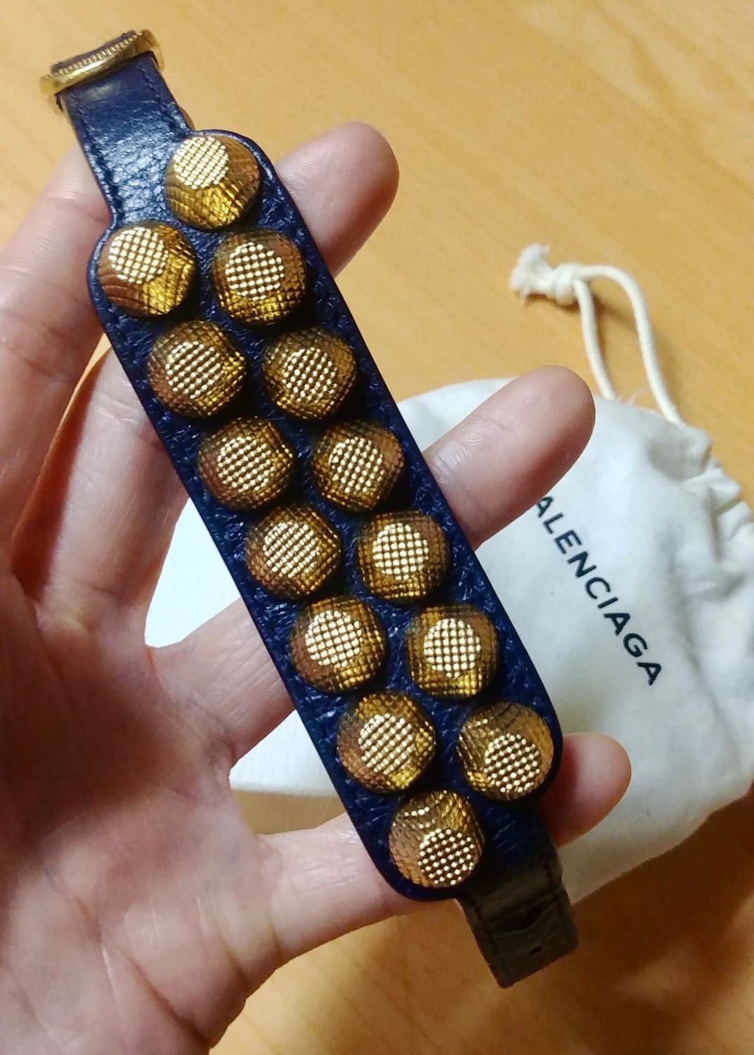 발렌시아가 Balenciaga 자이언트 커프 레더 팔찌 (네이비/골드) 상품이미지2