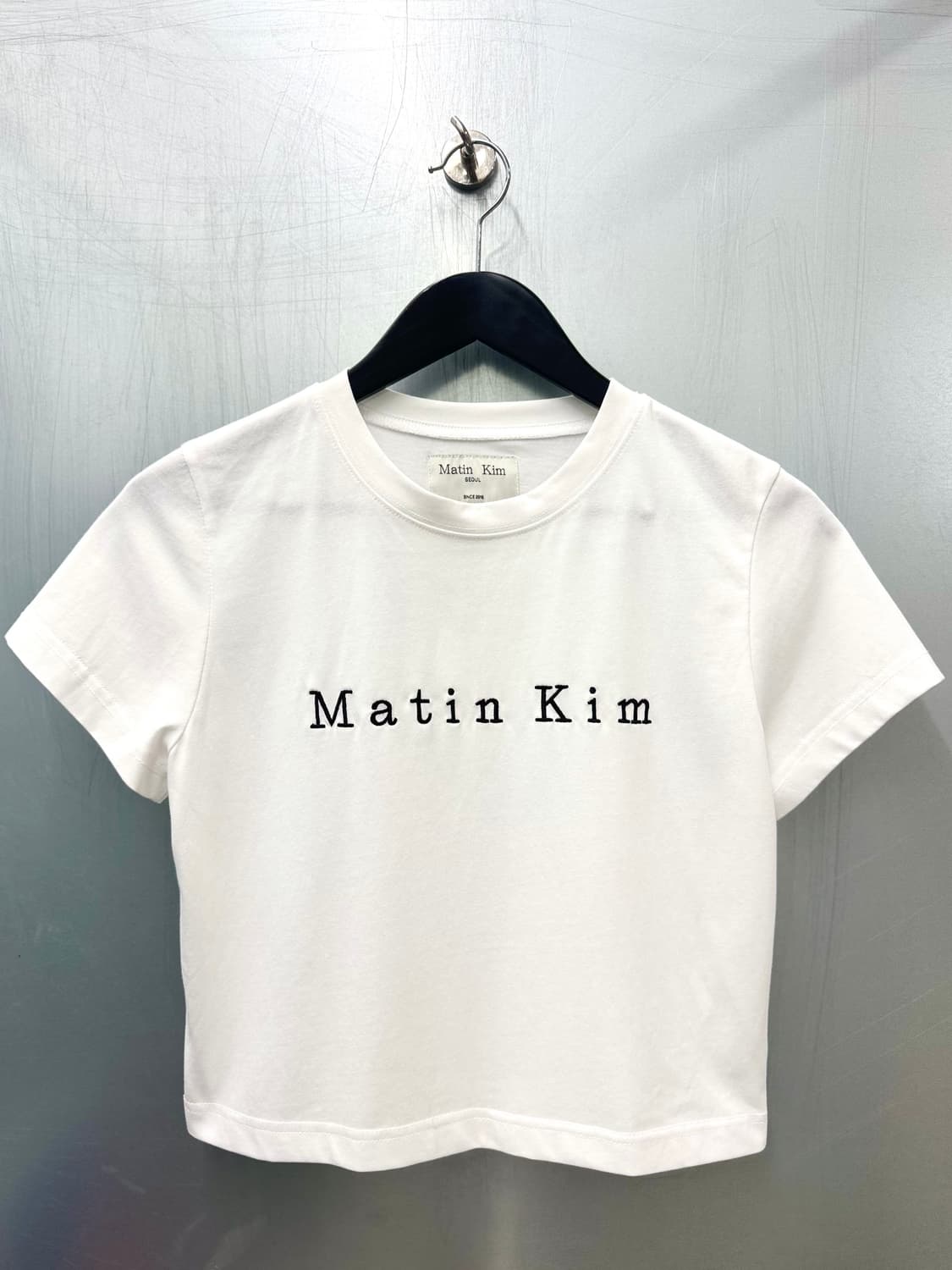 Matin Kim 마뗑킴 로고 화이트 컬러 반소매 크롭탑 상품이미지1