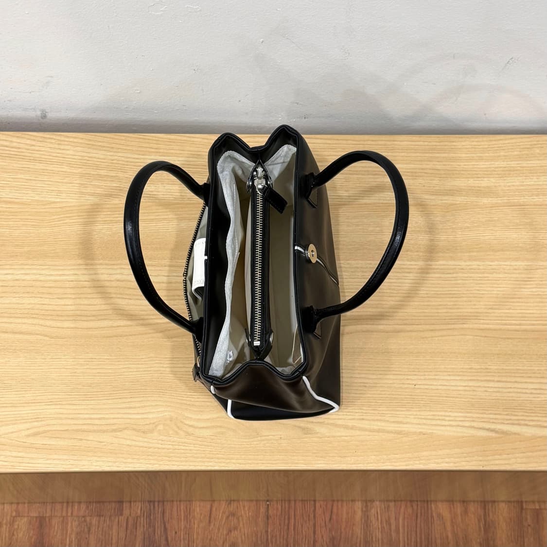 꾸레쥬 레더 스퀘어 토트백 화이트 파이핑 로고 스트랩 디테일 블랙 상품이미지5