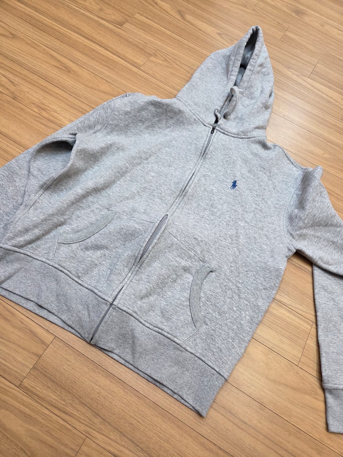 폴로 랄프로렌 후드집업 L사이즈입니다. 무난한 회색이라 어느 옷에도 잘  상품이미지1