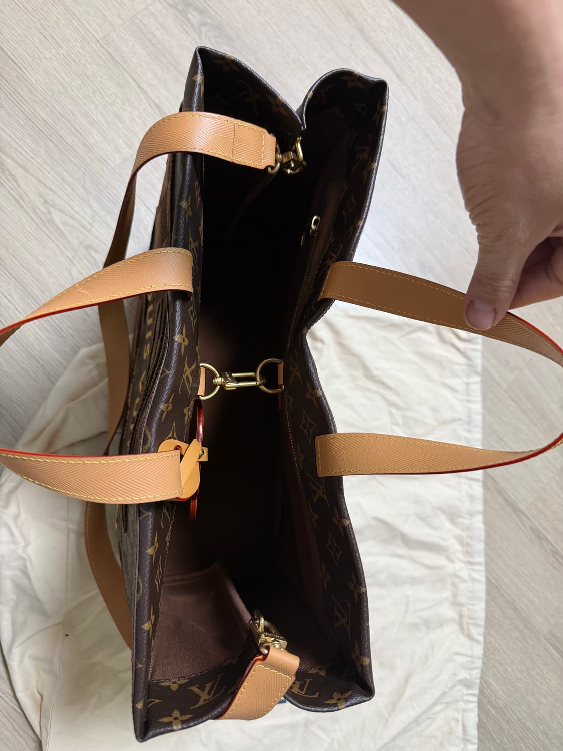 루이비통 쇼퍼 토트백 MM 브라운 / 퍼렐 니고 콜라보 상품이미지10