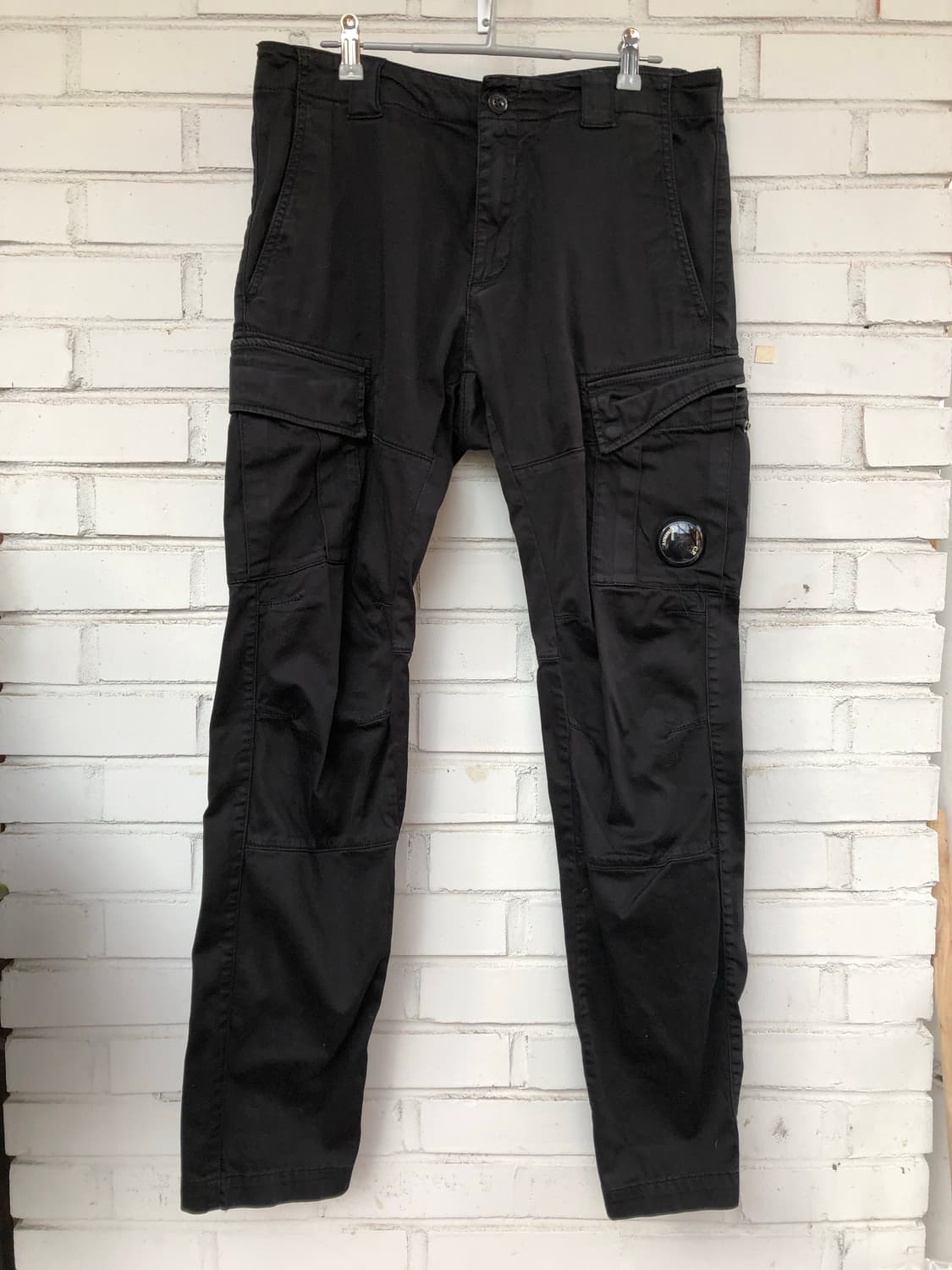 Cp컴퍼니 스트레치 사틴 렌즈 카고팬츠 블랙 23SS  상품이미지1