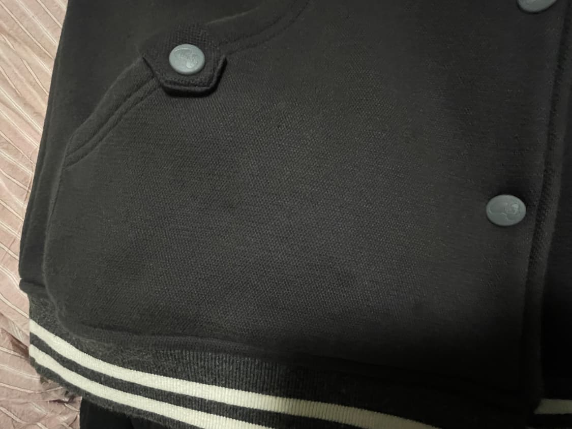 허그유어스킨 패치 바시티 자켓 (차콜) 상품이미지9