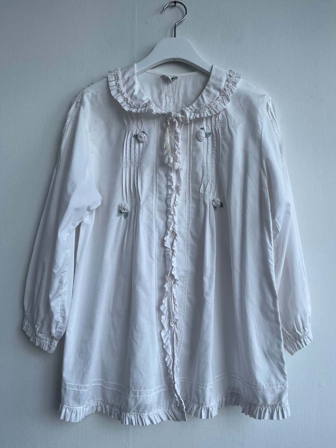 입체 레이스 프릴 블라우스  상품이미지1