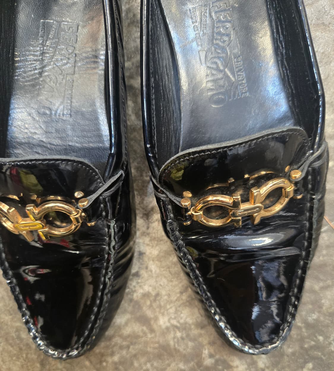 페라가모 블랙 페이턴트 로퍼 여성용 애나멜 상품이미지2