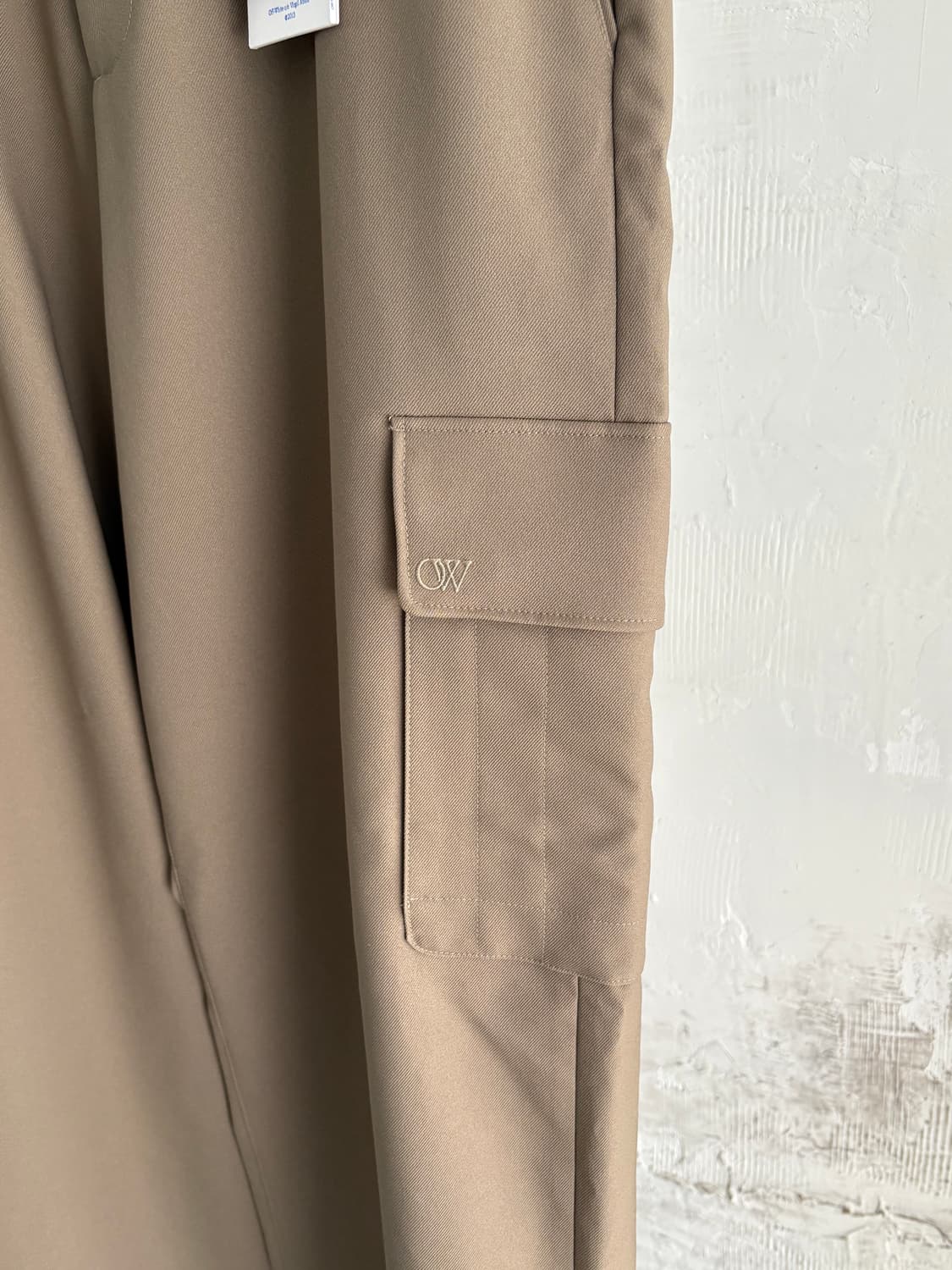 (새상품) Off-White 오프화이트 23FW 베이지 드릴 와이드 카고 상품이미지3