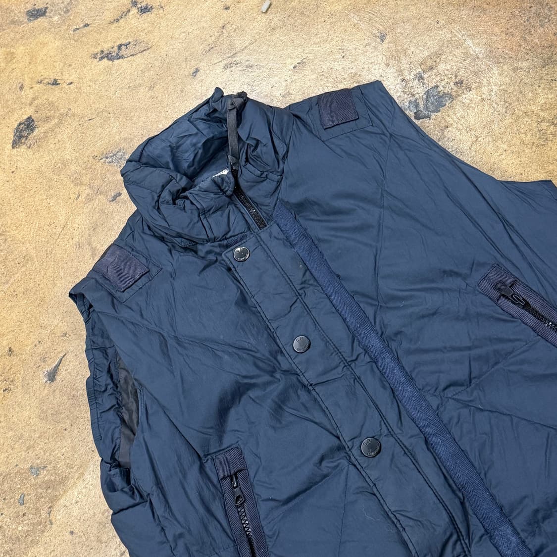 [정품/100]  CP 컴퍼니 네이비 패딩 조끼 b16 상품이미지1