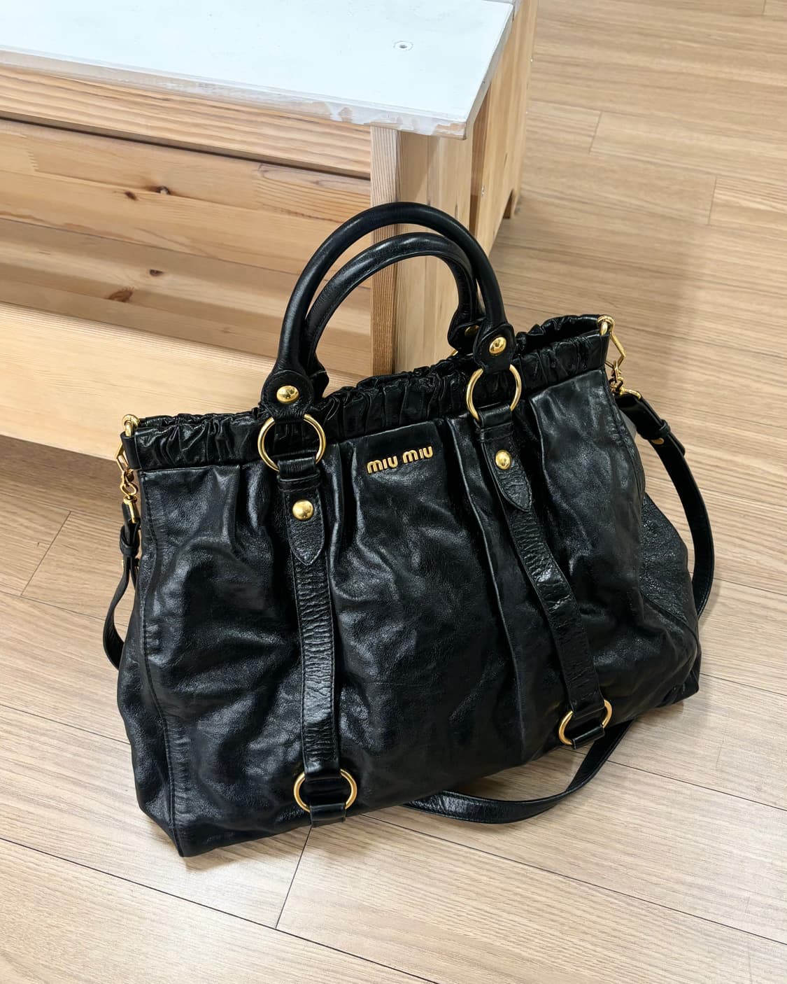 미우미우 블랙 비텔로 럭스 레더 토트백 상품이미지1