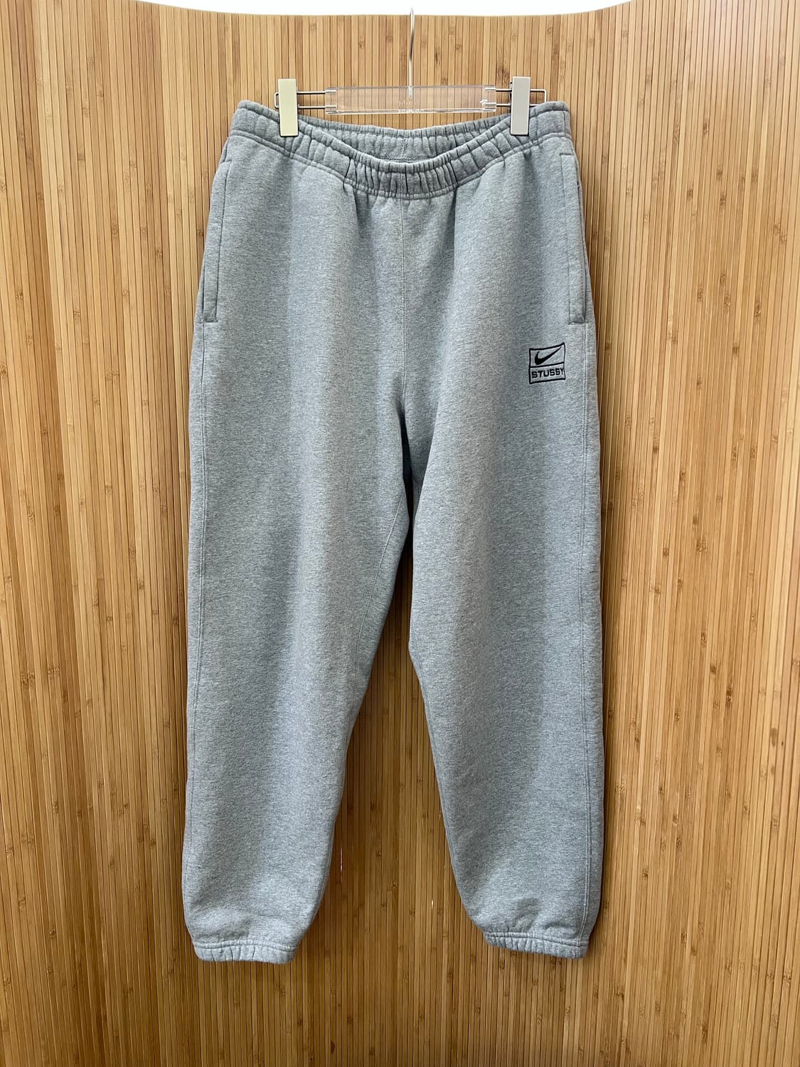 스투시 X 나이키 다크그레이 스웨트 팬츠 M 초판 DJ9490-063 상품이미지1