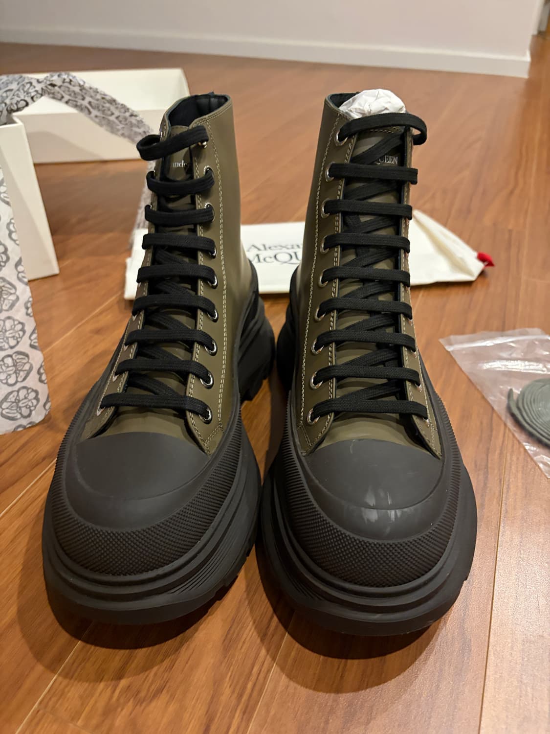 [새상품] 알렉산더 맥퀸 트레드 슬릭 부츠 42 상품이미지1