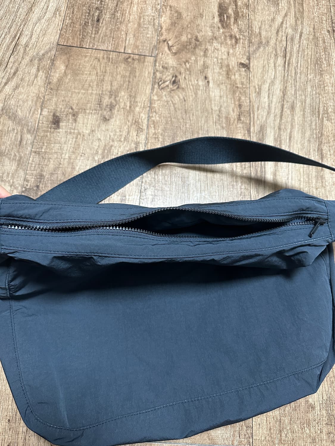 코스 소프트 나일론 메신저백 상품이미지3