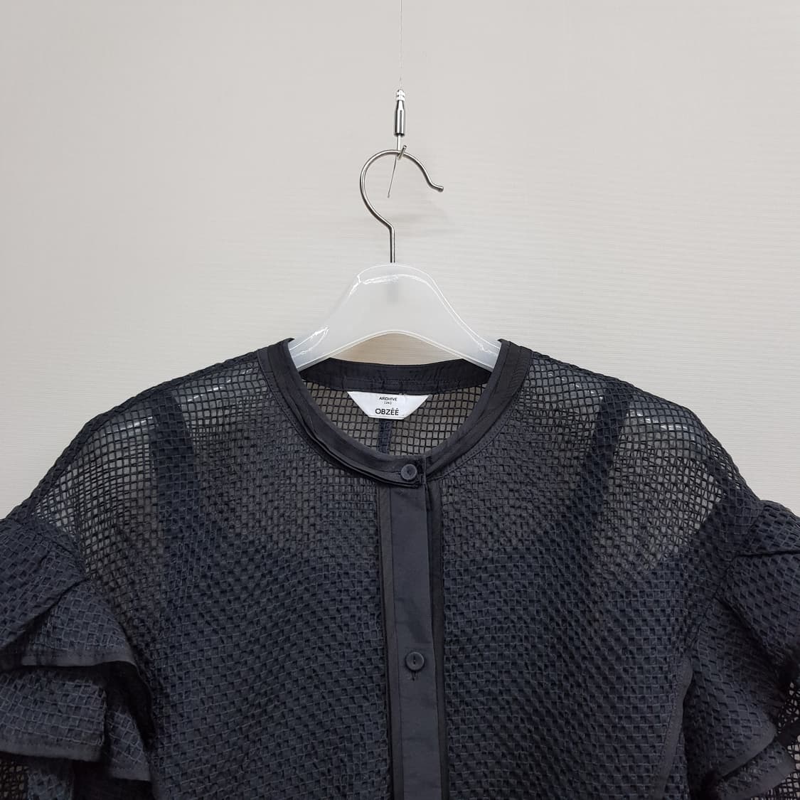 OBZEE 오브제 2022 메쉬소재  러플 블라우스 82-94-160 상품이미지2
