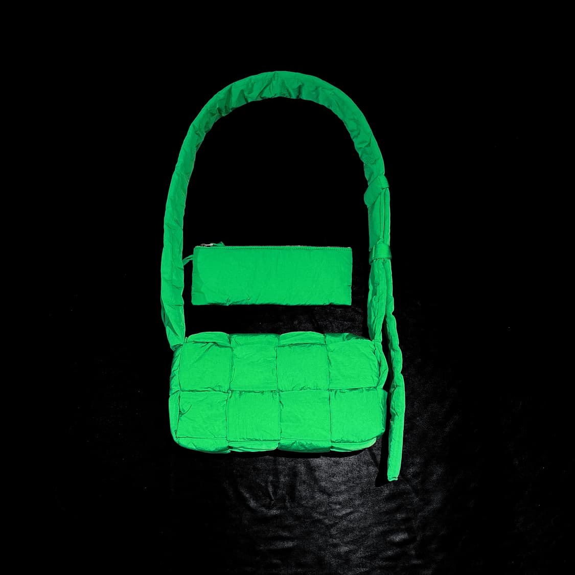 보테가 베네타 패딩 테크 카세트백 패러킷 상품이미지1