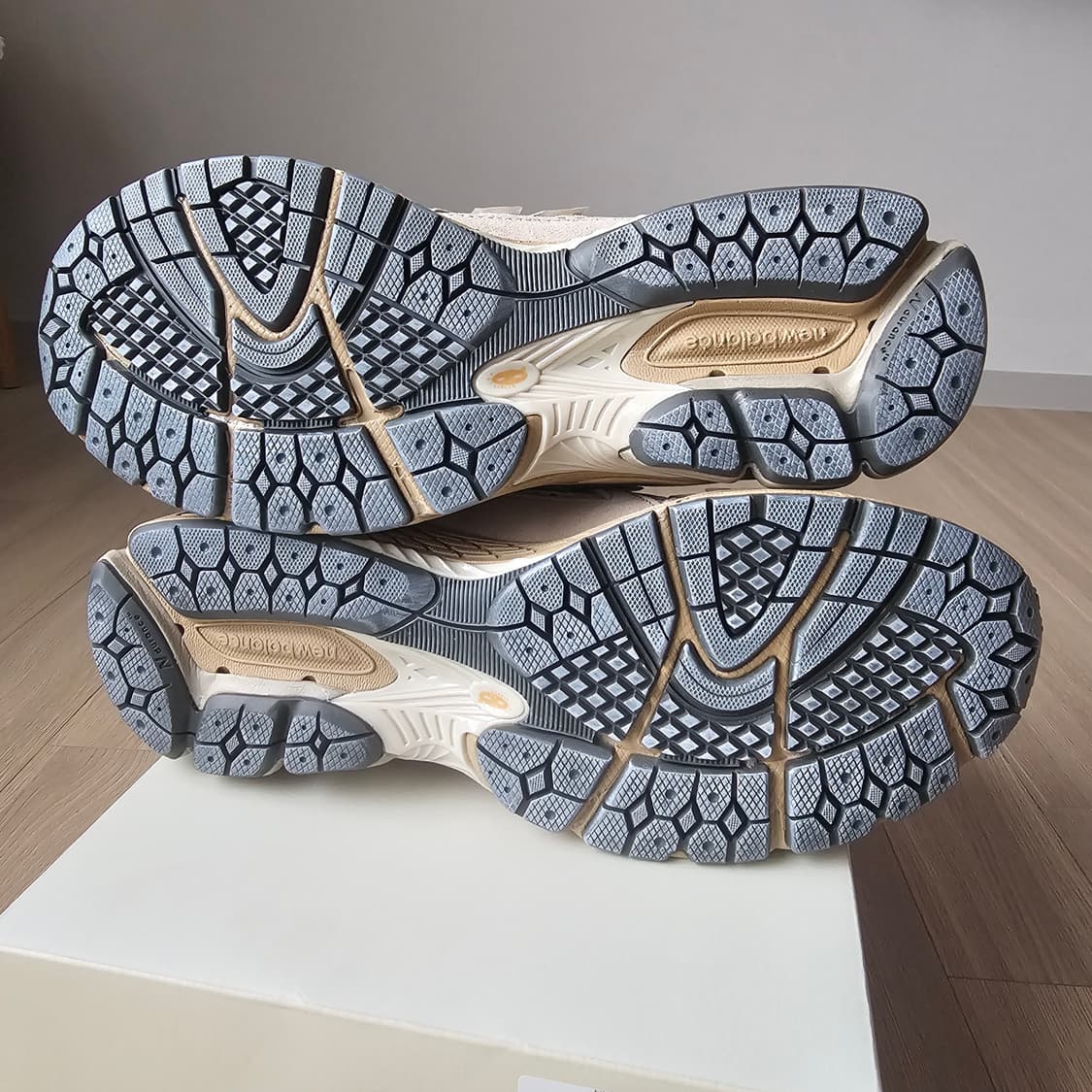 285 새제품) 뉴발란스 x 오라리 1906R 본 화이트 M1906RAU 상품이미지7