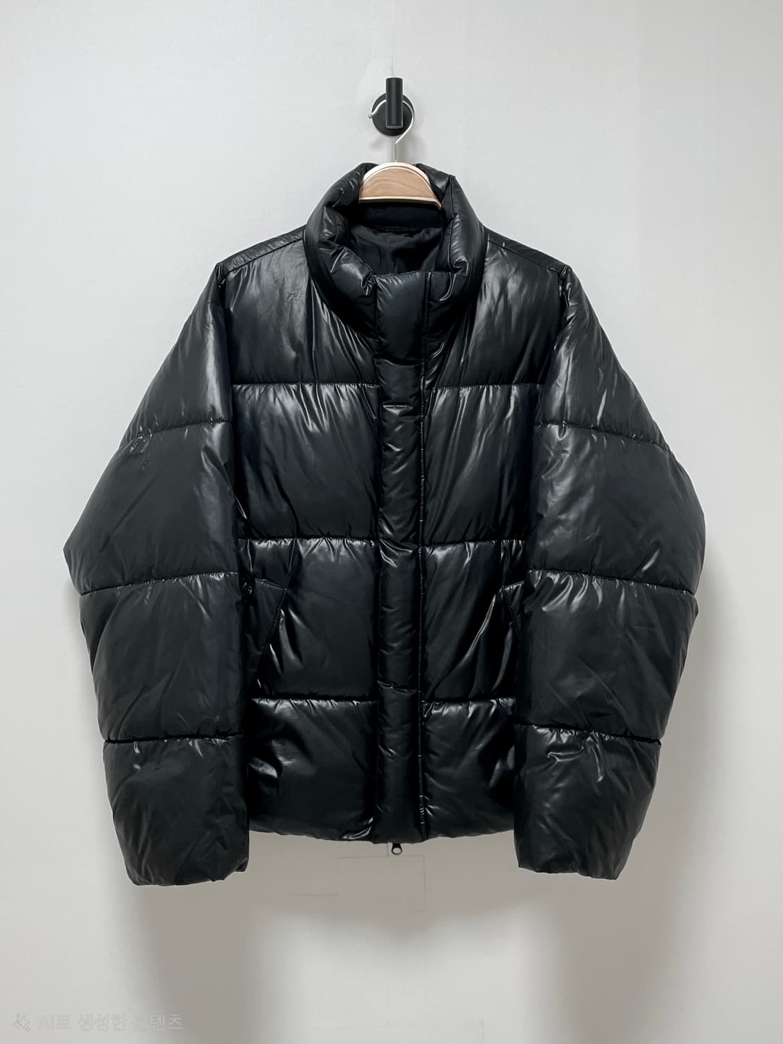 스파오(SPAO) 유광 블랙 푸퍼 패딩 상품이미지2