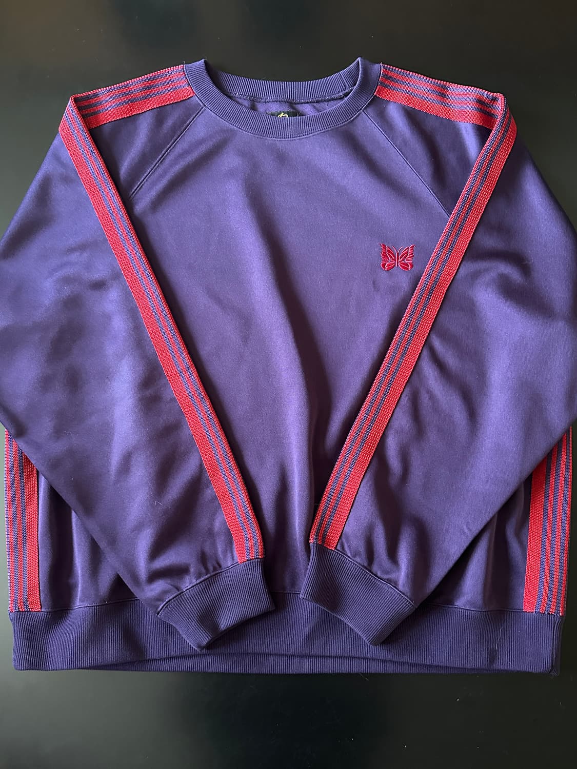 니들스 크루넥 맨투맨 다크퍼플 L사이즈(뉴진스 강해린 착용) 상품이미지3