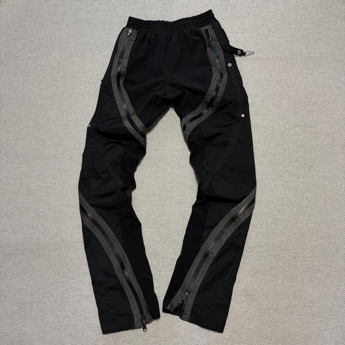 언더마이카 리전01 트위스트 지퍼 라인 테이핑 팬츠 상품이미지1