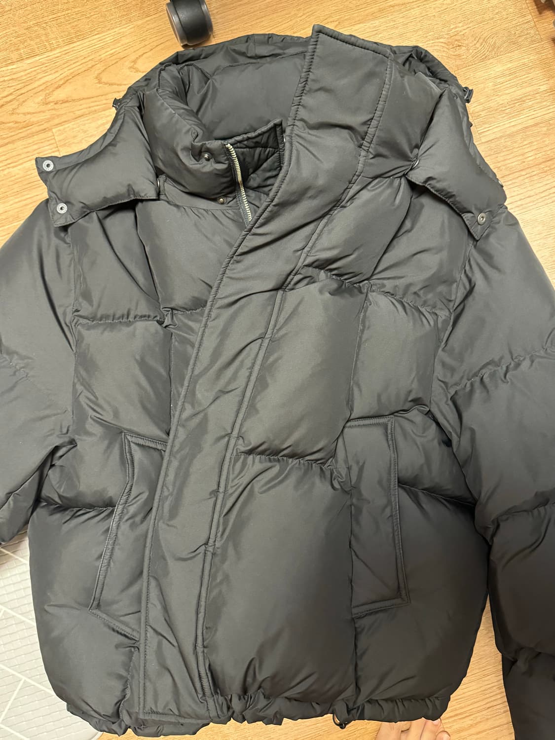 23FW 벨리에 크로스 라인 후디드 구스다운/ 블랙 m 상품이미지1