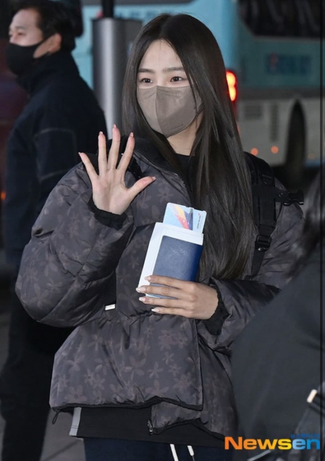 뉴진스 민지 착용, 아모멘토 플라워 푸퍼 패딩 상품이미지1