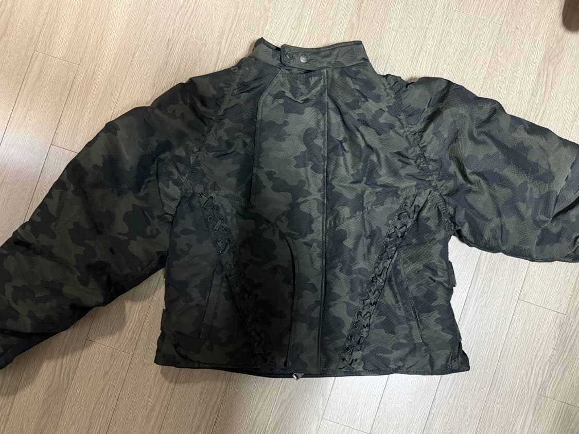 앤더슨벨 레이스업 패디드 점퍼 카모 상품이미지1