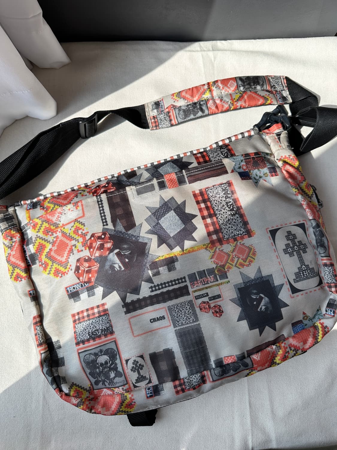 이스트팩 패치워크 프린팅 델리게이트 크로스백 상품이미지3