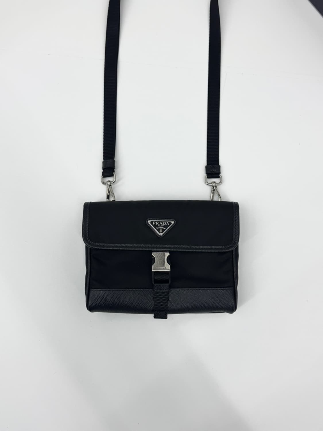 [백화점] 프라다 리나일론 앤 사피아노 레더 스마트폰 케이스  상품이미지2