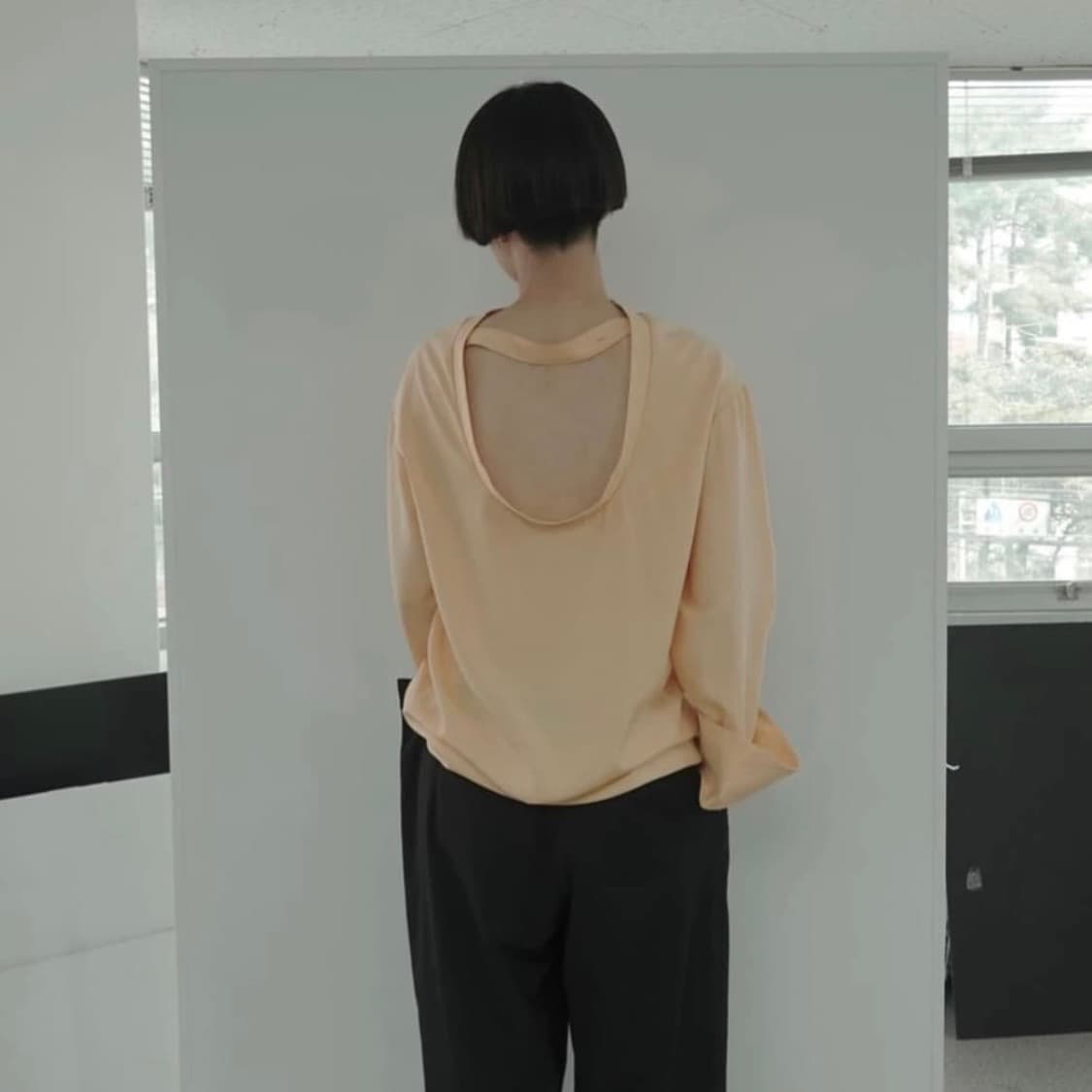 에옹쓰 가든 백리스 블라우스 피치 상품이미지1