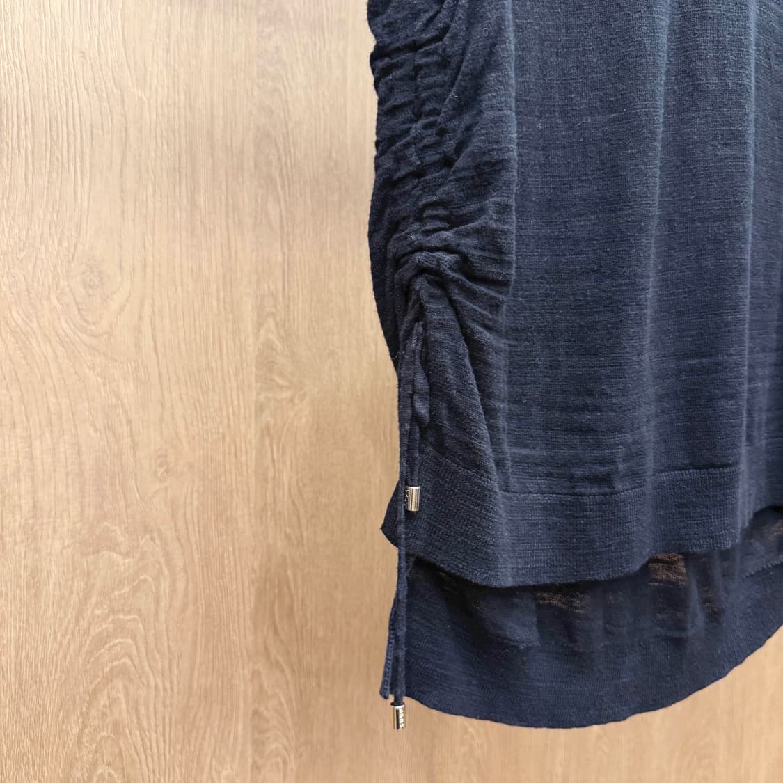 도나카란 브이넥 시스루 니트 반팔 탑 드레이프 셔링 디테일 블랙 상품이미지6