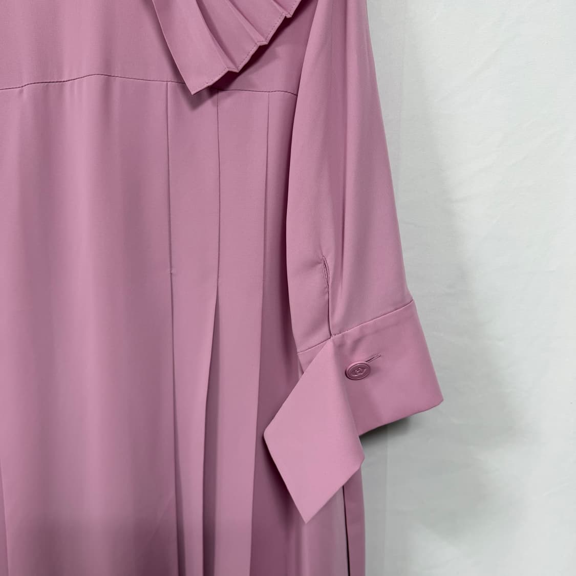 [한소희 착용] 럭키슈에뜨 빅 카라 플리츠 반팔 원피스 상품이미지6