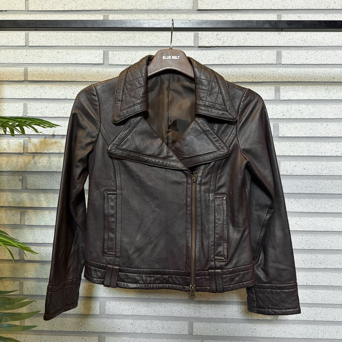 레이빔즈 쉽스킨 크롭 라이더자켓 카라 퀼팅패턴 디테일 버건디 상품이미지2