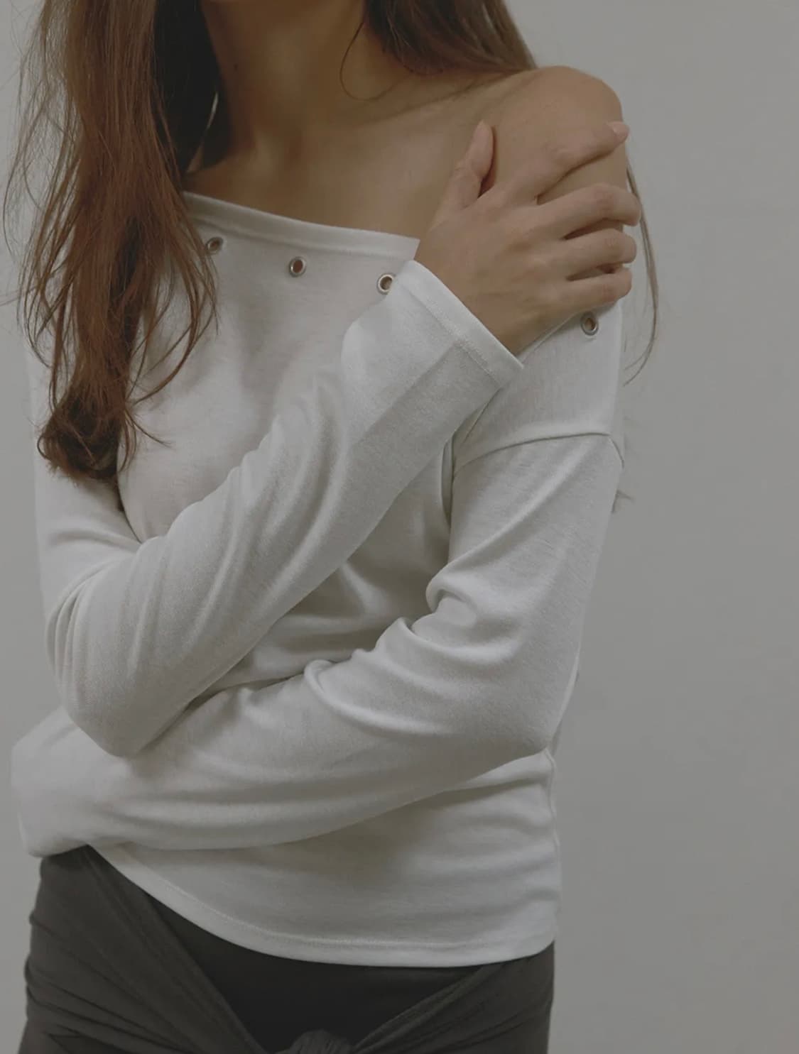 아수라 아일렛 원 숄더 롱 슬리브리스 티셔츠 아이보리 상품이미지6