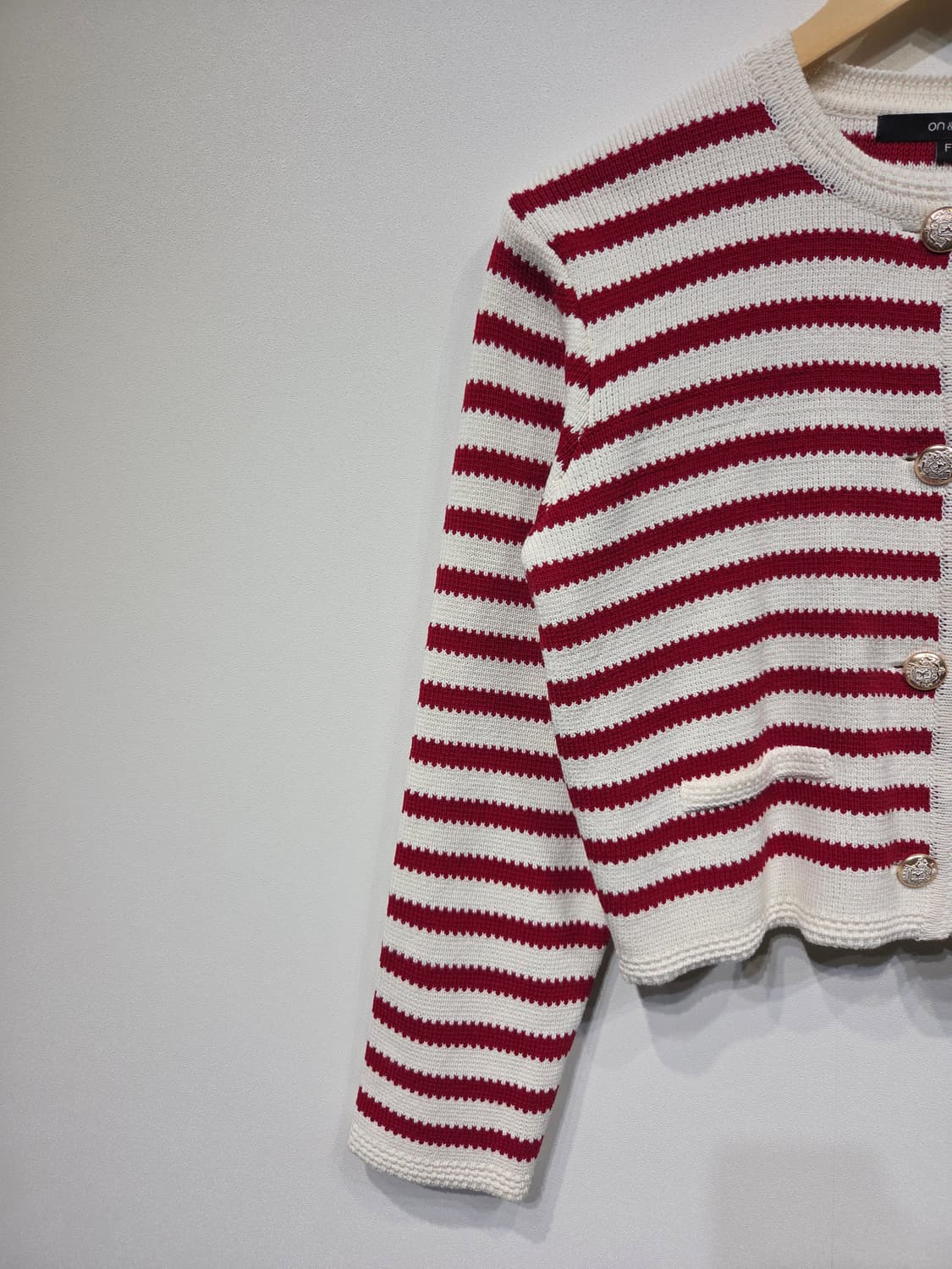 on&on 온앤온 골드 버튼 스트라이프 니트 가디건 상품이미지4