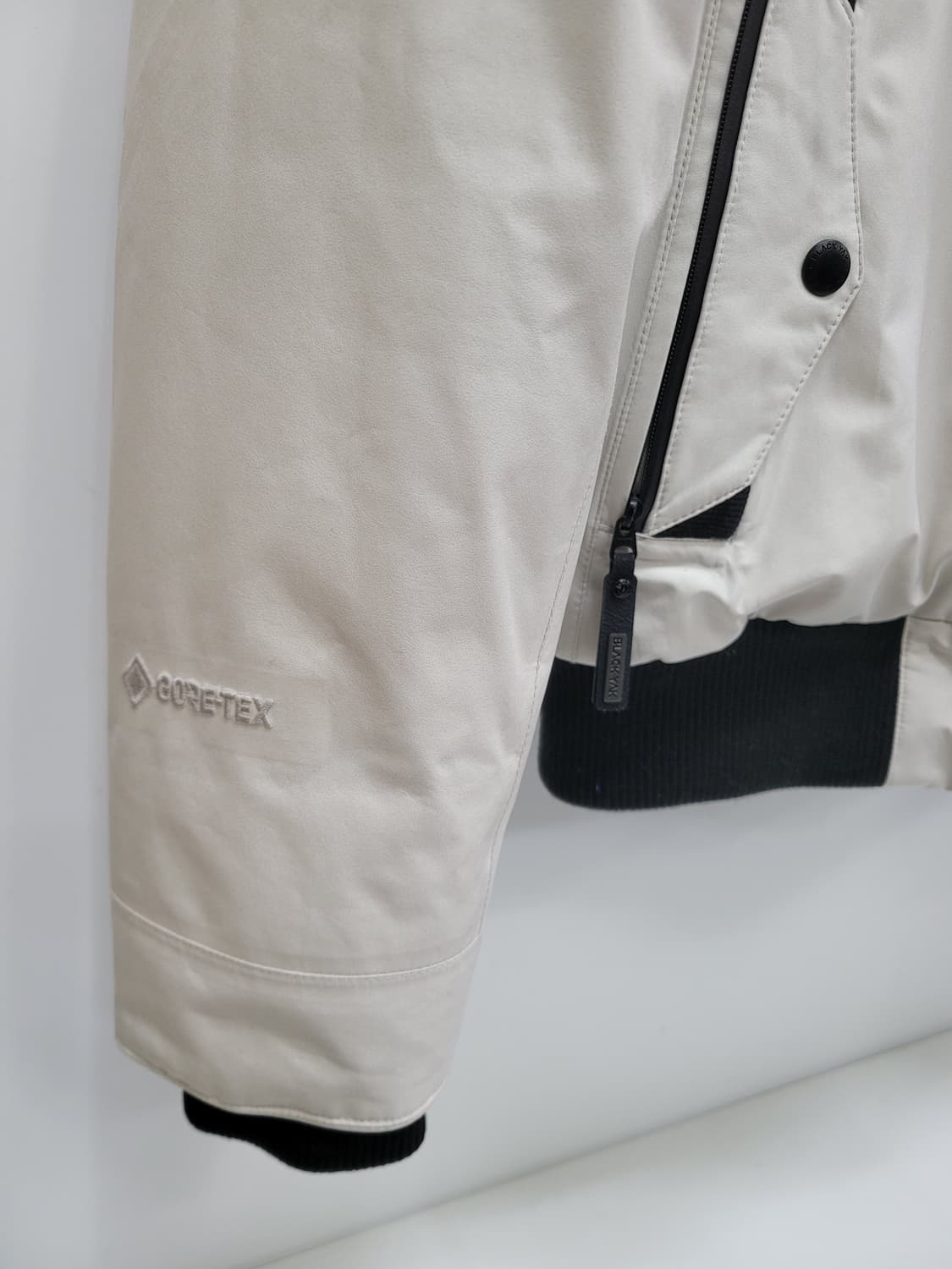 블랙야크 고어덱스 다운 패딩 후드 자켓 / 여 90
 상품이미지5