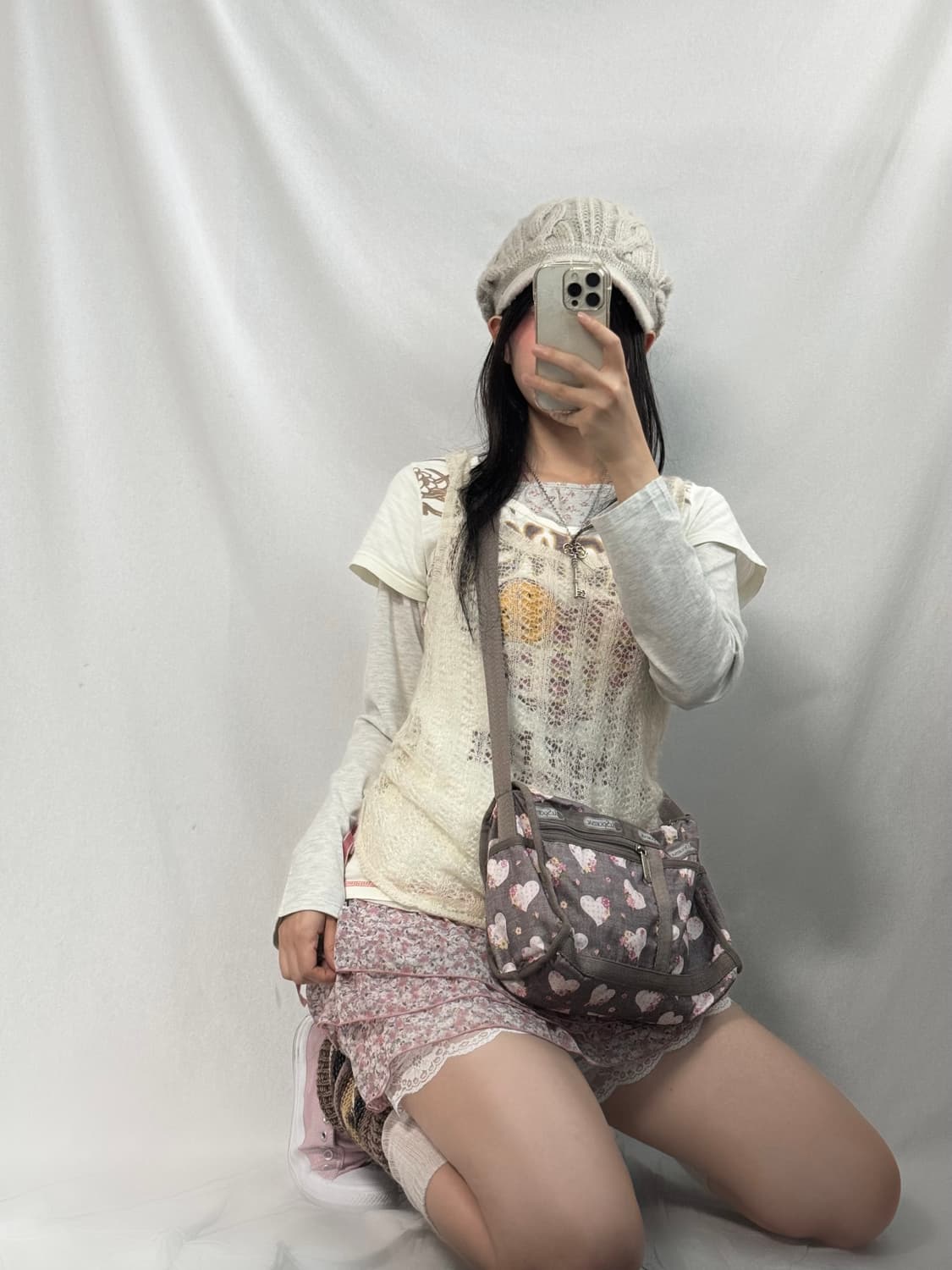 하트 패치 스티치 디테일 와이드 넥 티 상품이미지9