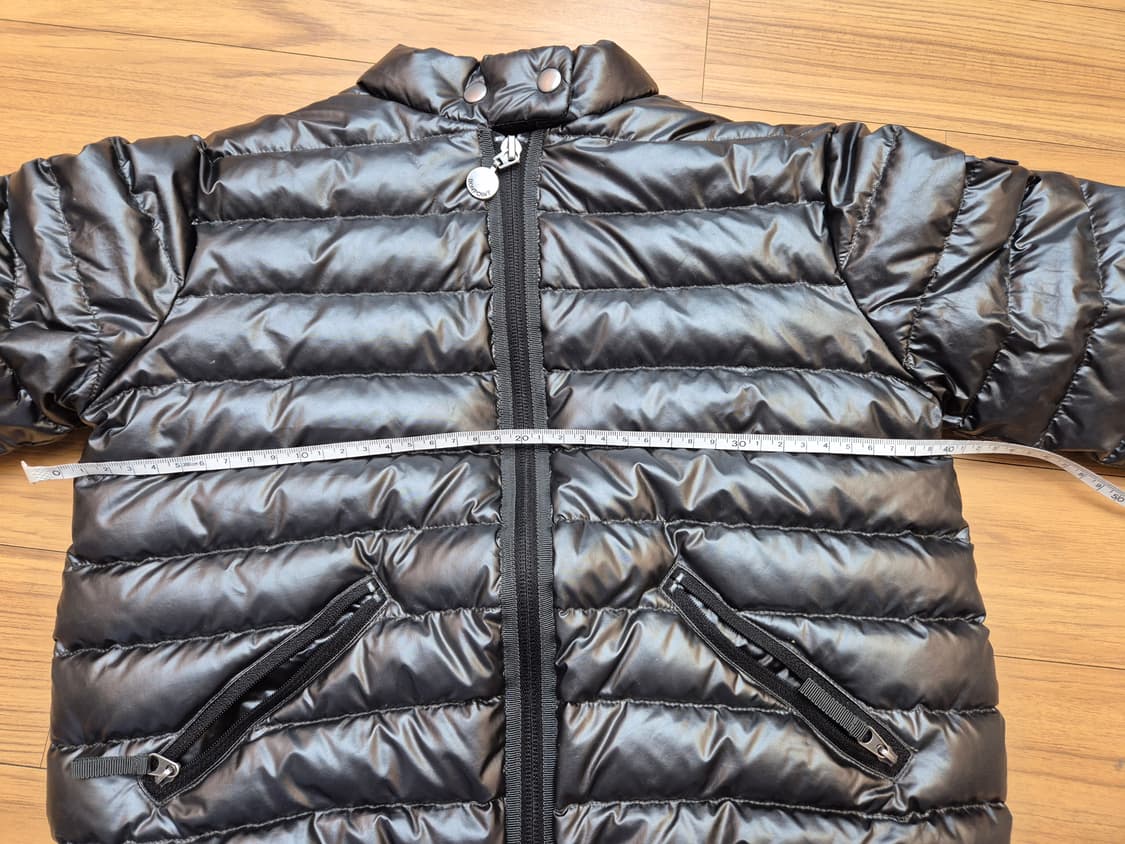 봉포인트 블랙 색상 경량 패딩입니다. 겉감은 폴리에스터 100% 소재로  상품이미지4