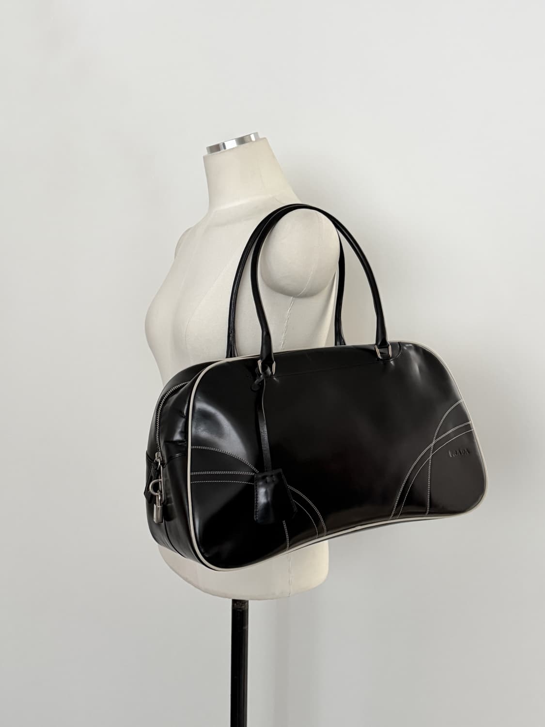 프라다 레더 스티치 볼링백 상품이미지3