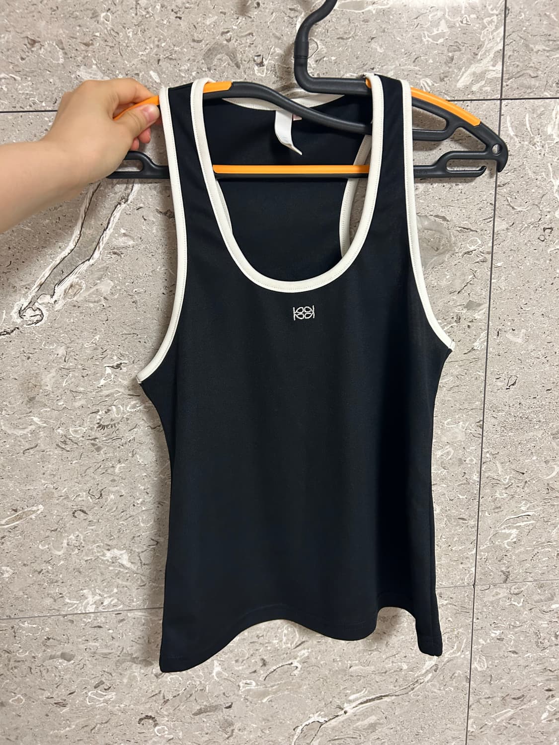 기준 블랙 배색 나시 상품이미지1