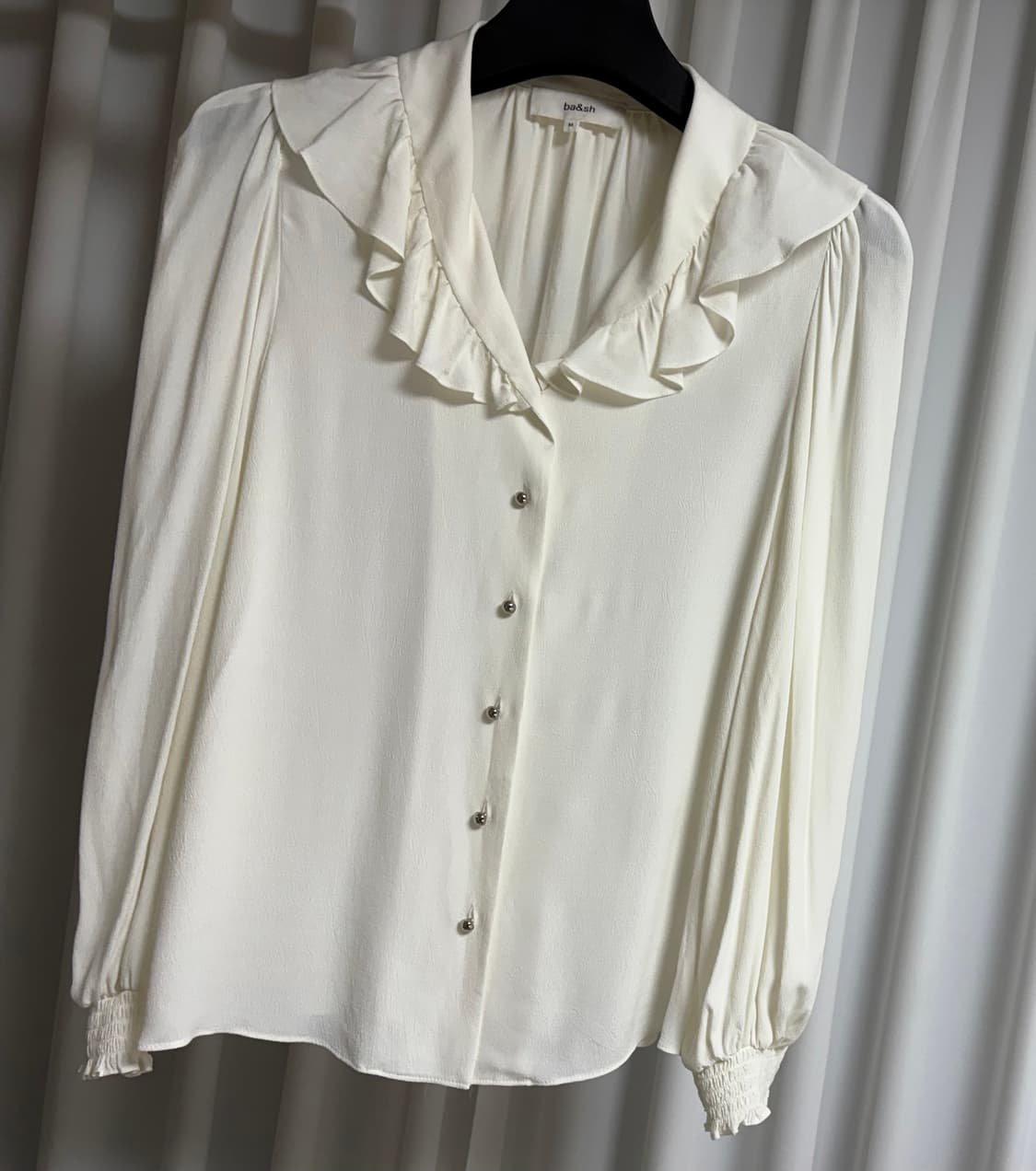 바쉬 화이트 러플장식 긴팔블라우스 상품이미지1
