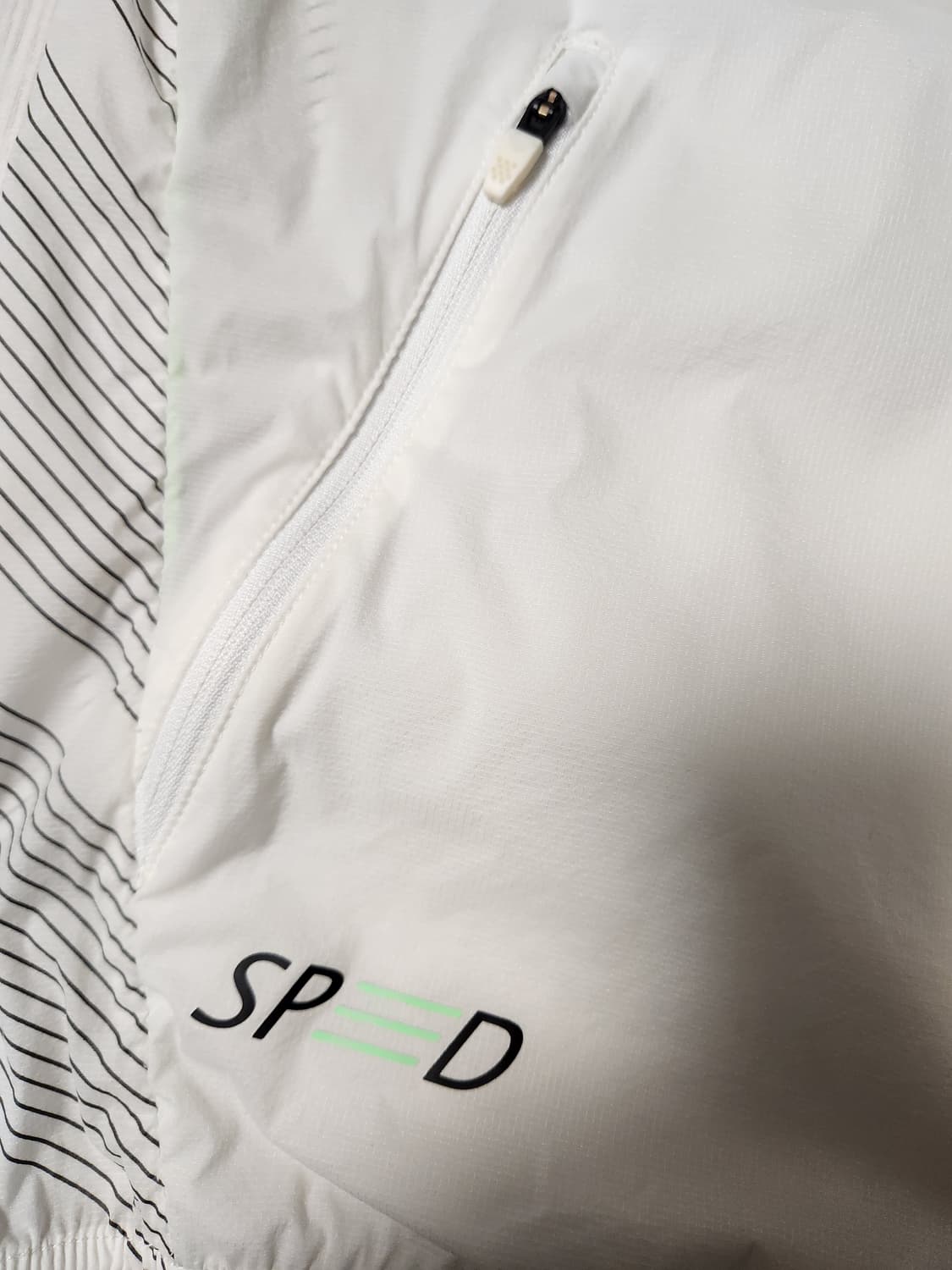 다이나핏 경량 바람막이 후드 자켓 사이즈100L

여러 중고사이트에도 같 상품이미지8