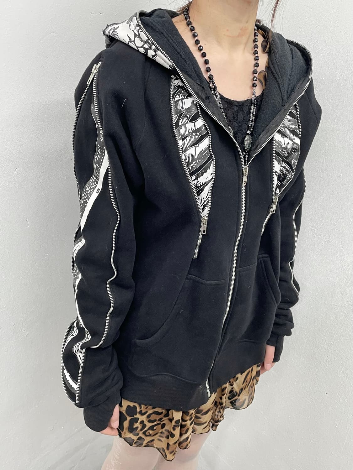 스컬 디테일 지퍼 워머 후드집업  상품이미지1