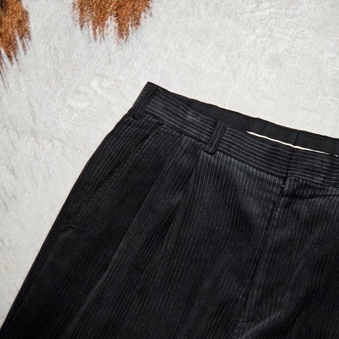 차콜 블랙 투핀턱 스트라이프 코듀로이 팬츠 상품이미지2