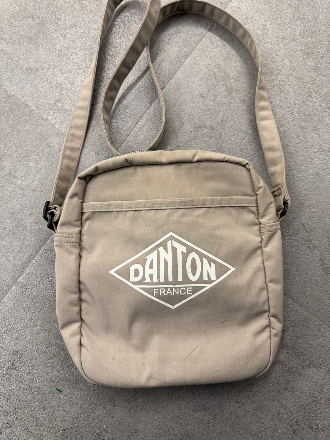 단톤 스퀘어 로고 크로스백 베이지 상품이미지3