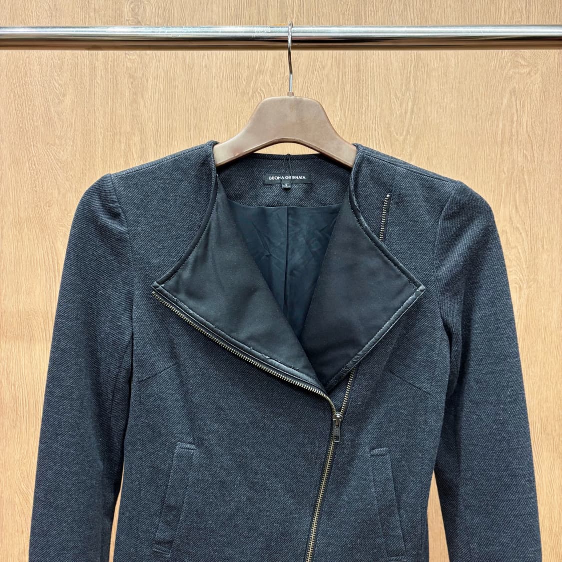 JPN 슬림핏 라이더 자켓 언밸런스 사선 지퍼 클로징 포켓 디테일 차콜 상품이미지4