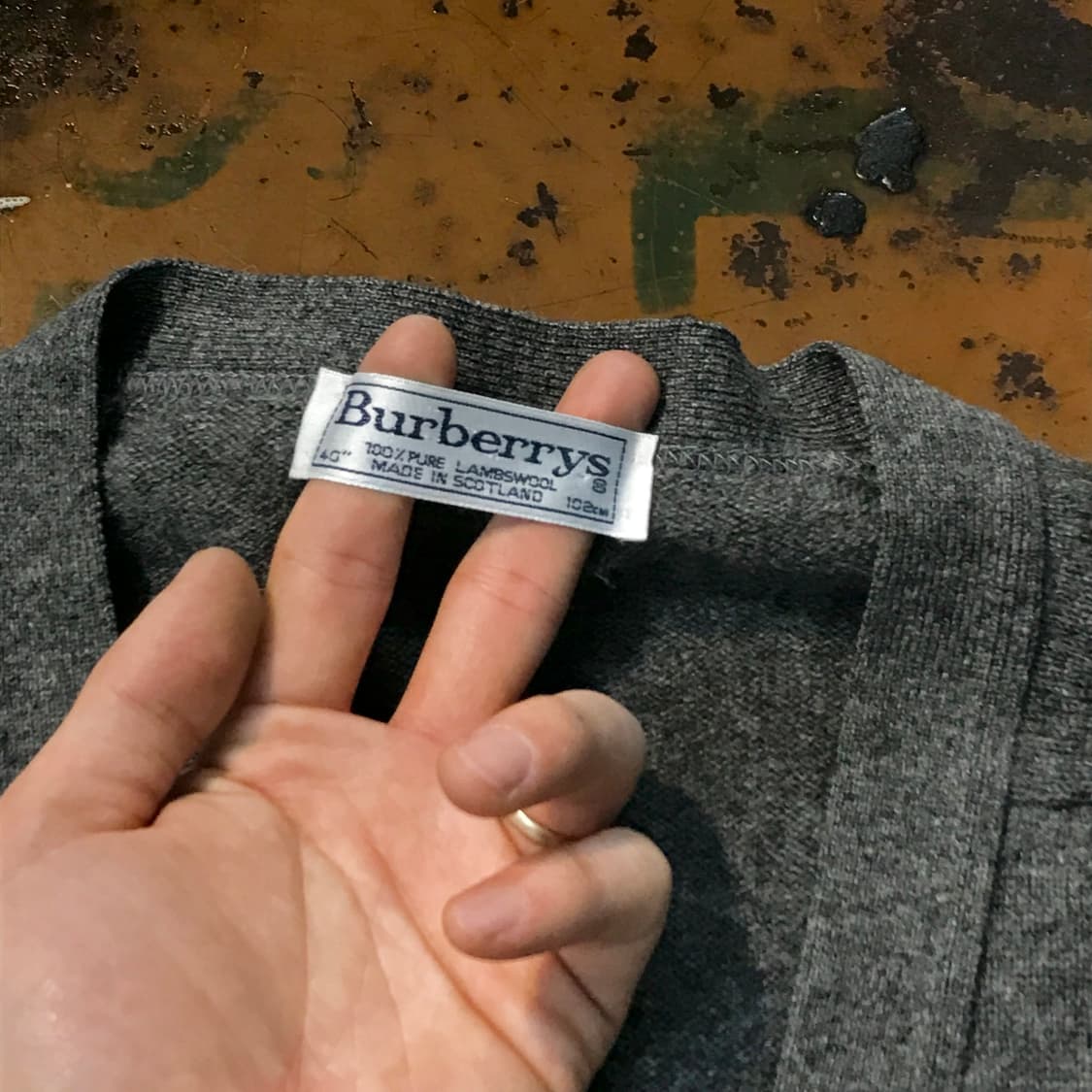 버버리 크레스트 자수 그레이 램스울 니트 가디건 남성 110 사이즈  상품이미지6