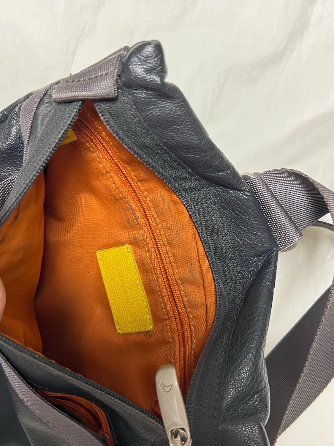 만다리나덕 가죽 슬링백 상품이미지4