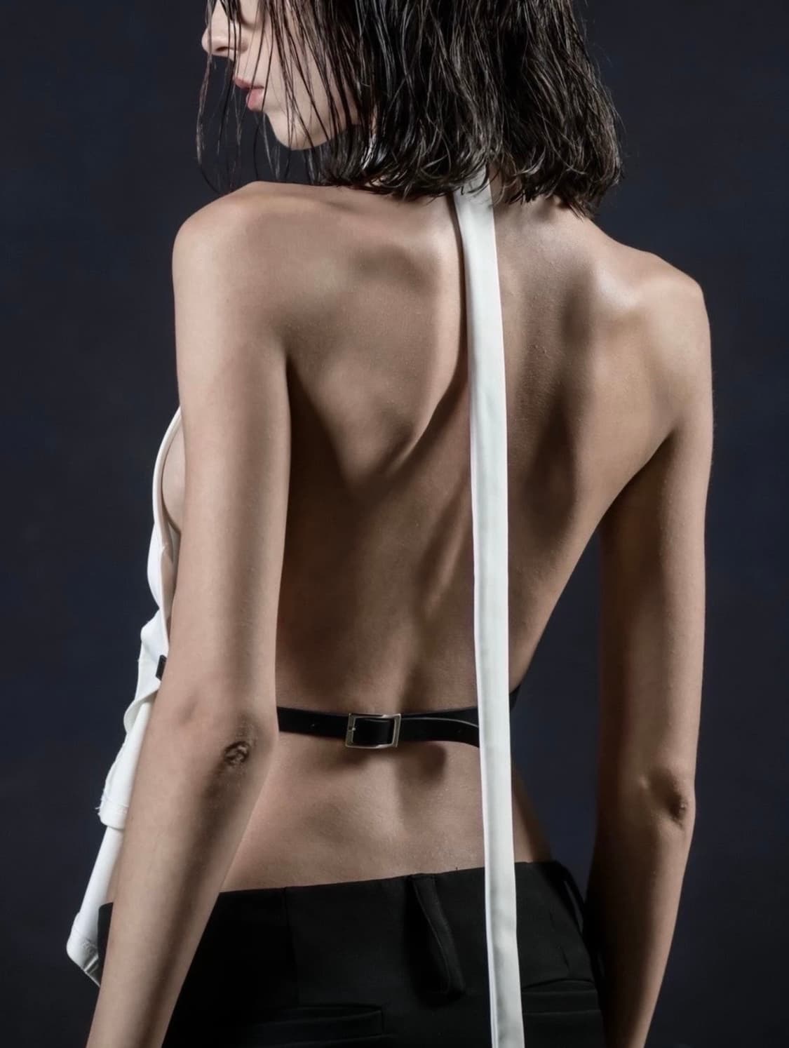LEINNUS - Backless Halter Top (White) 상품이미지2