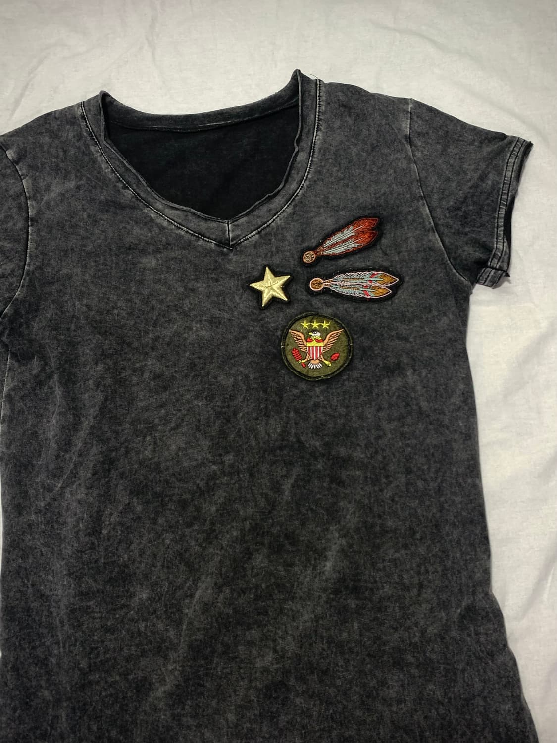 Indian feather patch v-neck slim t  상품이미지3