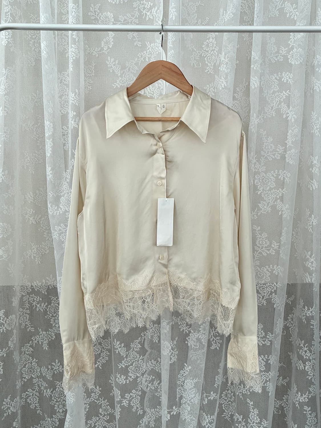 42) 새상품 아르켓 새틴 레이스 셔츠 크림 상품이미지1