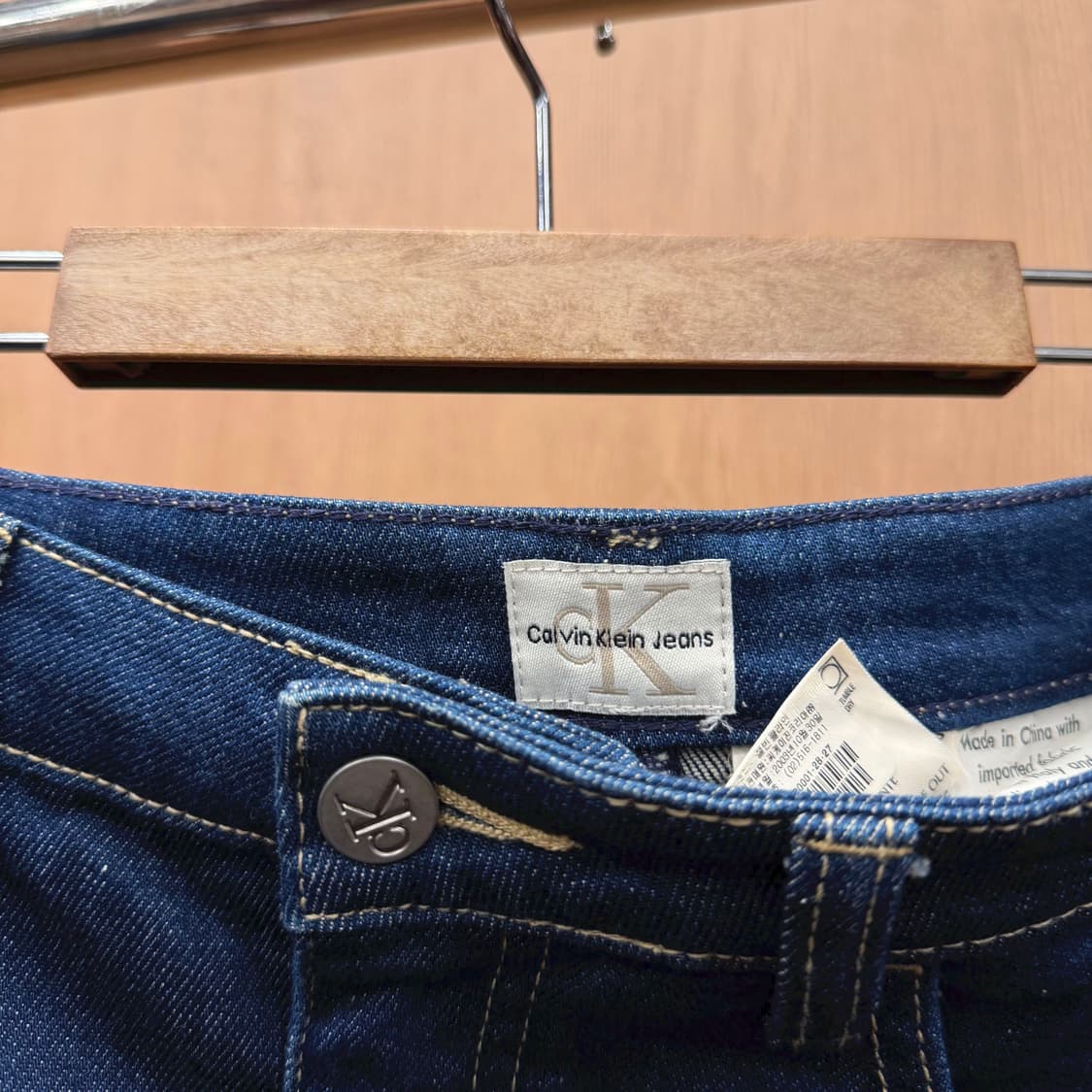 캘빈클라인 진스 데님 미디 스커트 백 포켓 로고 탭 디테일 진청 상품이미지7